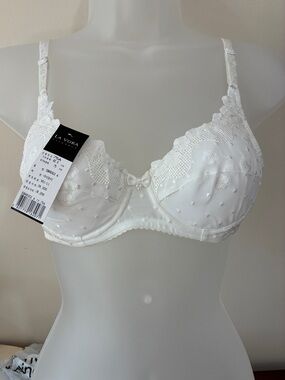 White Embroidered Underwire Bra with Lace Trim Vintage NOS sealed